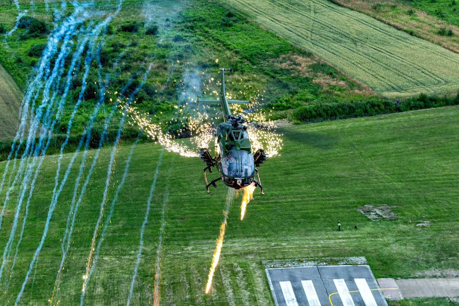 Bölkow Bo 105 podczas pokazu z flarami