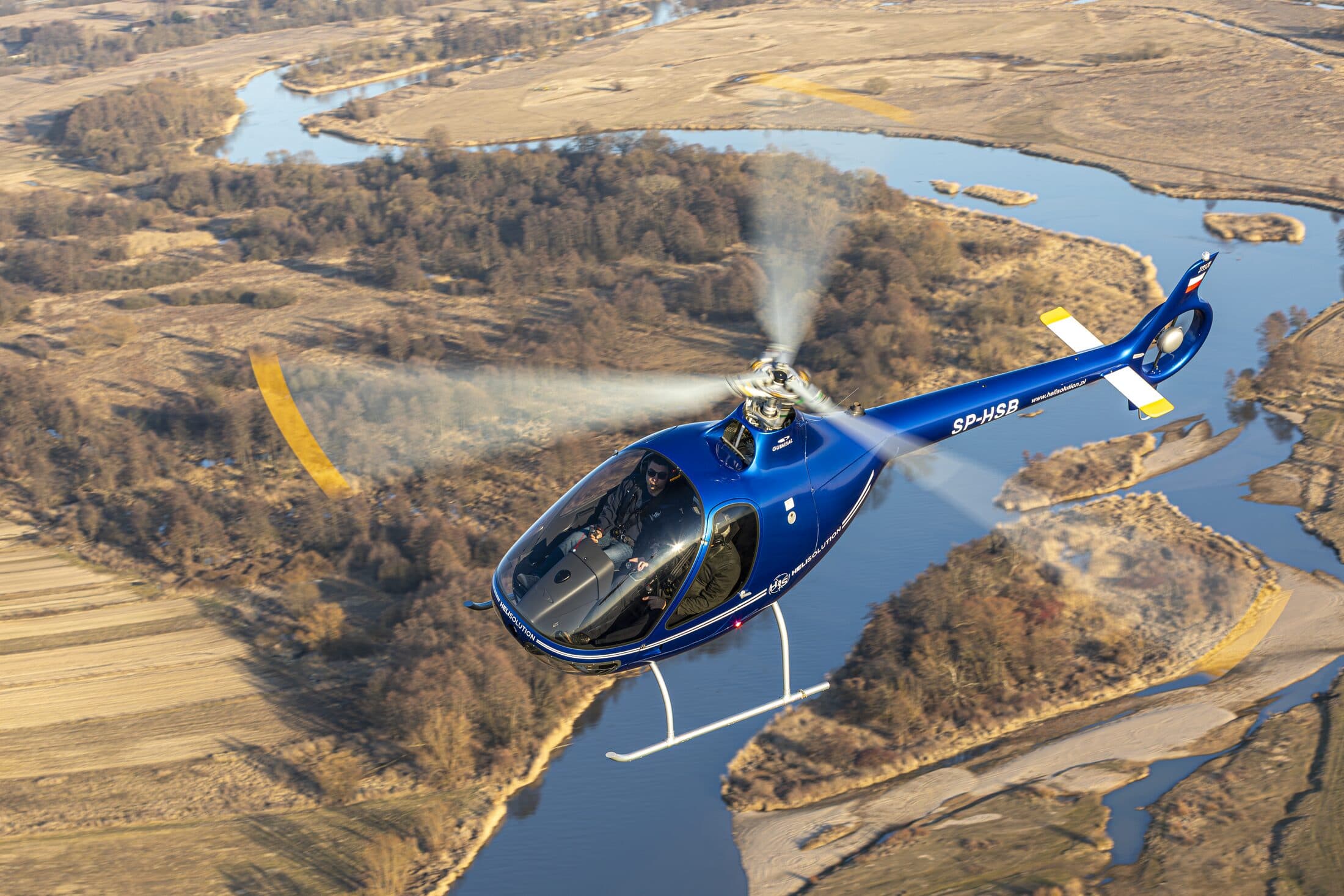 Guimbal Cabri G2 Heli Solution w locie nad doliną rzeki pod Radomiem